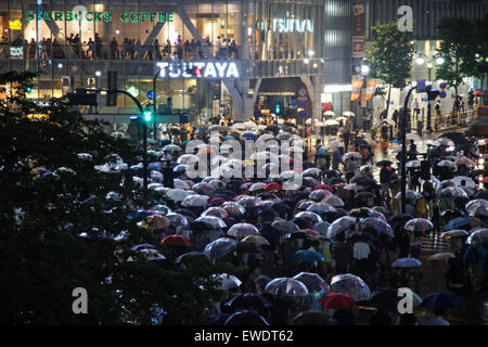 People with umbrellas in the rain in Shibuya at night in Tokyo, Japan ...