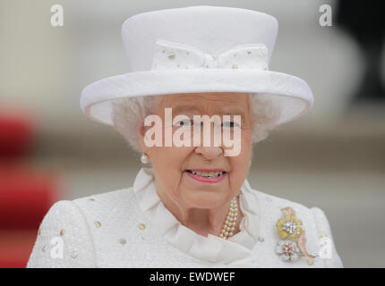 Berlin, Germany. 24th June, 2015. The British Queen Elizabeth II is greeted at the Bellevue Palace in Berlin, Germany, 24 June 2015. Queen Elizabeth II and the Duke of Edinburgh arrived for their fifth state visit to Germany, taking place from 23 to 26 June. Credit:  dpa picture alliance/Alamy Live News Stock Photo