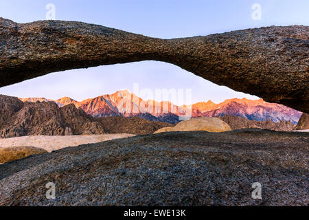 Sunrise at Lathe Arch in the Alabama Hills with the view towards the Sierra Nevada, California, USA. Stock Photo