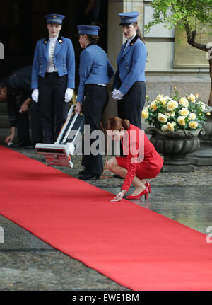 23rd June, 2015. The red carpet is rolled out at the Hotel Aldon shortly before the arrival of Britain's Queen Elizabeth II in Berlin, Germany, 23 June 2015. Queen Elizabeth II and the Duke of Edinburgh arrived for their fifth state visit to Germany, taking place from 23 to 26 June. Photo: JOERG CARSTENEN/dpa/Alamy Live News Stock Photo