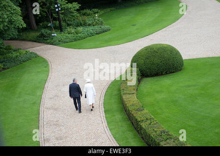 Berlin, Germany. 24th June, 2015. German President Joachim Gauck receives British Queen Elizabeth II. in front of Bellevue Palace in Berlin, Germany, 24 June 2015. Credit:  dpa picture alliance/Alamy Live News Stock Photo