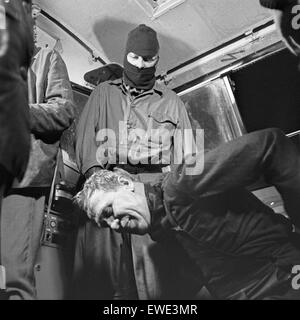 Die Gentlemen bitten zur Kasse, Fernsehminiserie, Deutschland 1966, Regie: John Olden, Claus Peter Witt, Szenenfoto: beim Überfall Stock Photo