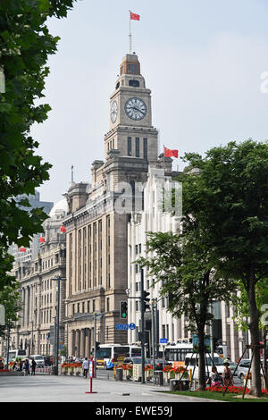 Custom House 1927  Old Historic and modern Buildings on The Bund Shanghai China  ( European style architecture ) Stock Photo