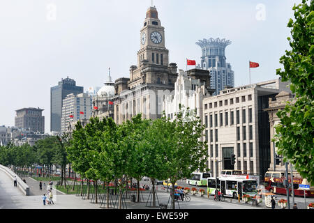 Old Historic and modern Buildings on The Bund Shanghai China  ( European style architecture ) Stock Photo