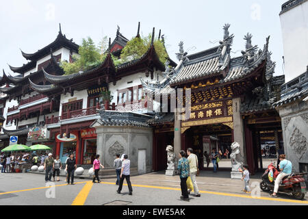 Yuyuan Garden Bazaar Old city shopping area  Shanghai China Chenghuang Miao Temple, the City God Temple Chinese Stock Photo