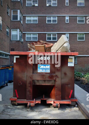 An overflowing dumpster outside an apartment building in New York on Sunday, June 14, 2015. (© Richard B. Levine) Stock Photo