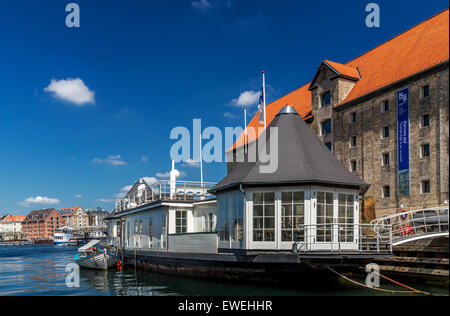 House boat in front of Nordatlantens Brygge which also host the restaurant Noma,  Christianshavn, Copenhagen Harbour, Denmark Stock Photo