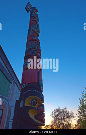 Totem poles in Thunderbird Park, part of the Royal BC Museum Cultural Precinct, beside of the  Royal British Columbia Museum in Stock Photo