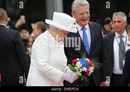 Berlin, Germany. 24th June, 2015. HM Queen Elizabeth II receives a bouquet, accompanied by President Joachim Gauck at the University of Technology Berlin. © Madeleine Lenz/Pacific Press /Alamy Live News Stock Photo