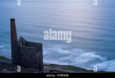 Last light at Wheal Coates tin mine, Chapel Porth with a view of the North Atlantic Ocean in the distance Stock Photo