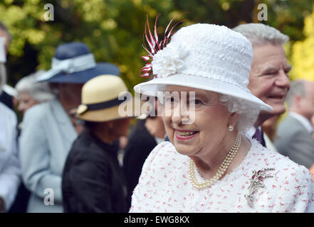 Berlin, Germany. 25th June, 2015. Britain's Queen Elizabeth II chats with guests at the Queen's Birthday Party at the residence of the British Ambassador to Germany in Berlin, Germany, 25 June 2015. The British monarch and her husband are on their fifth state visit to Germany, from 23 to 26 June. Photo: JENS KALAENE/dpa/Alamy Live News Stock Photo