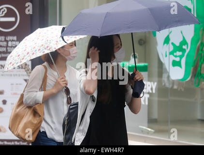 Seoul, South Korea. 26th June, 2015. Wearing a mask, people walk at a shopping district in central Seoul, South Korea. According to South Korea's Health Ministry on Friday, 181 people have been infected with the Middle East Respiratory Syndrome (MERS) and 31 people have died from it since South Korea reported its first MERS case on May 20, 2015. Credit:  Lee Jae-Won/AFLO/Alamy Live News Stock Photo