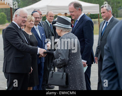 Celle, Germany. 26th June, 2015. Britain's Queen Elizabeth II (C) talks to Bernd Busemann (L-R), president of the Lower Saxon state parliament, Frauke Heiligenstadt, Culture Minister of Lower Saxony, Michael Fuerst, chairman of the state association of Jewish communities in Lower Saxony, Klaus Wiswe, Celle district administrator, at the site of former German Nazi Bergen-Belsen concentration camp in Bergen. Stephan Weil, Premier of the German state Lower Saxony, and Jens-Christian Wagner, director of Bergen-Belsen Memorial, are pictured to her right. Stock Photo