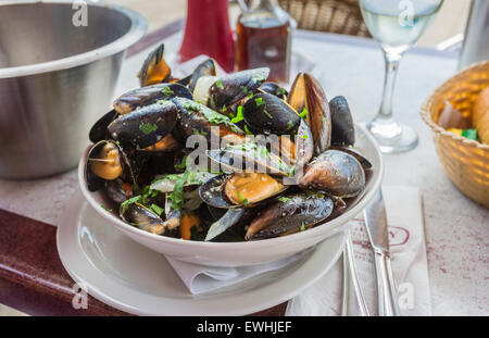 A bowl of delicious moules mariniere for lunch in a seafood restaurant in Brighton, East Sussex, UK Stock Photo