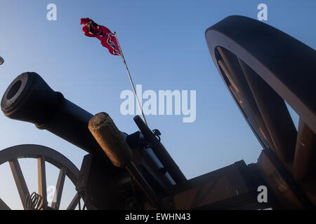 June 26, 2015 - Trimble, Tennessee, U.S - A Confederate flag flies above a cannon at the Parks Cemetery Ridge Confederate Memorial Plaza in Trimble, Tennessee. (Credit Image: © Raffe Lazarian/ZUMA Wire/ZUMAPRESS.com) Stock Photo