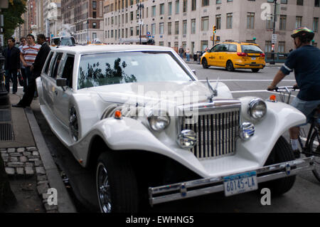 Lincoln Town Car Stretched Limousine 'Neo Classic Style' in Manhattan, NYC, NY, USA. Limousine Lincoln Excalibur. Wedding Lincoln limousine in New York City, USA Stock Photo