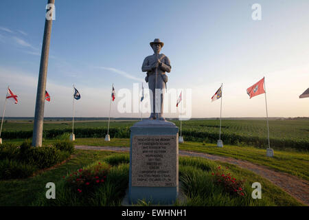 June 26, 2015 - Trimble, Tennessee, U.S - Flags of the eleven states of the Confederacy surround a Confederate soldier statue at the Parks Cemetery Ridge Confederate Memorial Plaza in Trimble, Tennessee. (Credit Image: © Raffe Lazarian/ZUMA Wire/ZUMAPRESS.com) Stock Photo