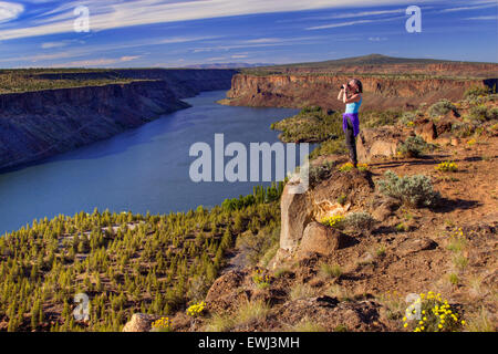 Sarah Brownell on the Tam-a-Lau trail overlooking Lake Billy Chinook, Culver, Oregon USA Stock Photo