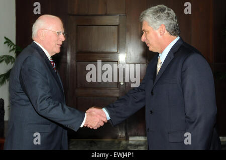 Havana, Cuba. 26th June, 2015. Cuban Vice President Miguel Diaz-Canel (R) shakes hands with U.S. Senator Patrick Leahy in Havana, Cuba, on June 26, 2015. A bipartisan delegation of U.S. lawmakers visited Cuba on Friday to meet with top government officials and others to discuss rapprochement between the two countries, according to local press. © Miguel Guzman Ruiz/Prensa Latina/Xinhua/Alamy Live News Stock Photo