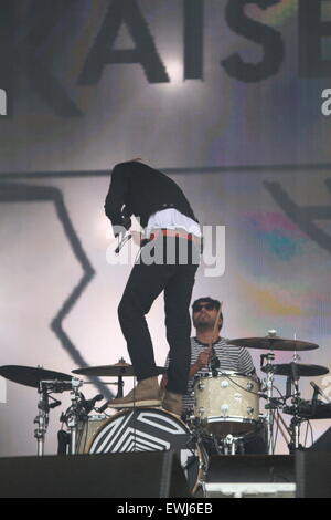 Ricky Wilson lead singer of Kaiser Chiefs stnding on drum  when performing summer stage at the Barclaycard British Summertime Stock Photo