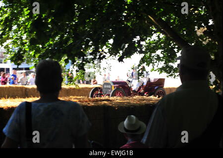 Goodwood, Chichester, UK. 26th June 2015Spectators watch as historic racing cars climb the hill at the Goodwood Festival of Speed. The major automotive event attracts thousands of people to the Goodwood House in Sussex where hundreds of modern and historic cars participate in a hill climb Credit:  Jonny White/Alamy Live News Stock Photo