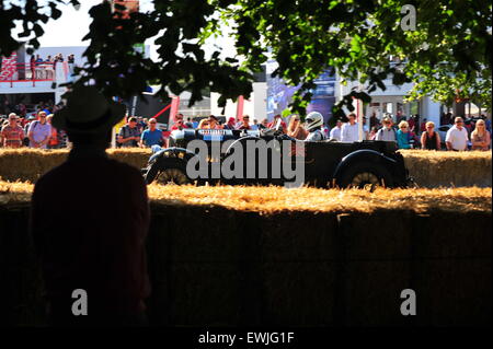 Goodwood, Chichester, UK. 26th June 2015Spectators watch as historic racing cars climb the hill at the Goodwood Festival of Speed. The major automotive event attracts thousands of people to the Goodwood House in Sussex where hundreds of modern and historic cars participate in a hill climb Credit:  Jonny White/Alamy Live News Stock Photo