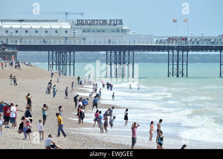 Brighton, UK. 27th June, 2015. - Crowds enjoy the hot weather on Brighton beach today with temperatures rising Stock Photo