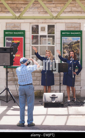 War and Armed Forces Weekend at Swanage Railway Train station - the (fabulous) Mellor Sisters, 40s Retro Style Duette Singers, entertain the crowds with songs from the past Credit:  Carolyn Jenkins/Ģ����ý Live News Stock Photo