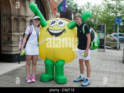 Wimbledon London,UK. 27th June 2015.  arrive at the AELTC as the countdown begins until the start of the 2015 Wimbledon tennis championships on June 29 Credit:  amer ghazzal/Alamy Live News