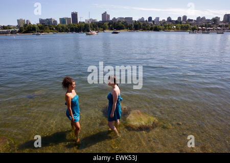 Vancouver, Canada. 27th June, 2015. People cool themselves at a park in Vancouver, Canada, June 27, 2015. According to the weather forecast from Environment Canada, heat wave warning was issued in Vancouver with temperature expected to rise dramatically over the weekend with about 30 degree Celsius. The inland of British Columbia may hit at 40 degree. © Liang sen/Xinhua/Alamy Live News Stock Photo