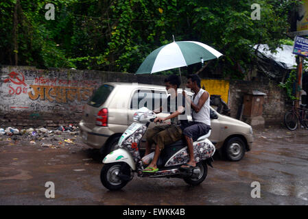 Kolkata, India. 28th June, 2015. The continuous monsoon rain disrupted ...