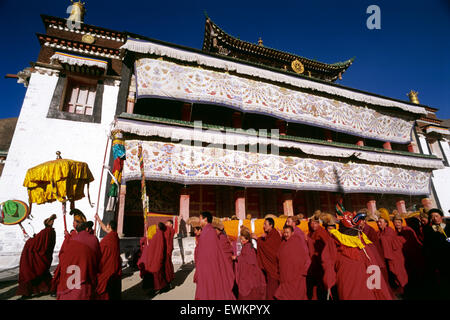 China, Tibet, Gansu province, Xiahé, Labrang monastery, tibetan new year's day, the big thangka ceremony, procession Stock Photo