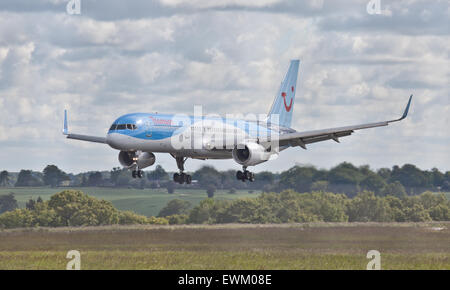 Thomson Airways Boeing 757 G-OOBD coming into land at London-Luton Airport LTN Stock Photo