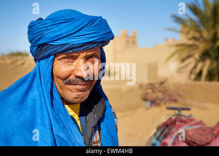 Berber man wearing a turban, portrait, Egr Chebbi, Sahara, Morocco Stock Photo