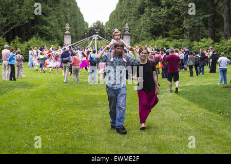 June 28, 2015 - Old Westbury, New York, United States - Lori Belilove & The Isadora Duncan Dance Company give Maypole Dance lessons to children, as families watch and walk on the South Allee of historic Old Westbury Gardens, a Long Island Gold Coast estate, for its Midsummer Night event. (Credit Image: © Ann Parry/ZUMA Wire) Stock Photo