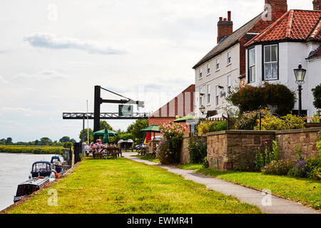 View of the River Trent and Bromley pub at Fiskerton, Nottinghamshire, England, UK. Stock Photo