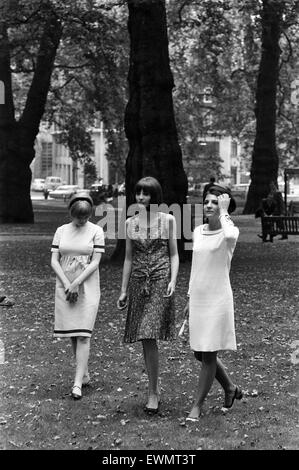 Marianne Faithfull, Sandie Shaw and Dana Valery in Berkeley Square at a photocall for their new series 'Ladybirds' 13th August 1965. Stock Photo