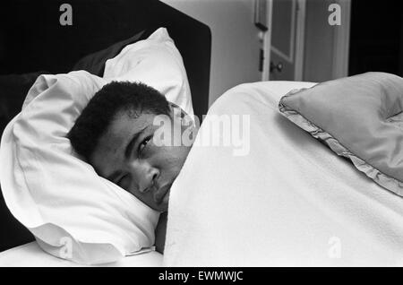 Cassius Clay aka (Muhammad Ali) catches up on some sleep in the Piccadilly Hotel ahead of his first fight with Henry Cooper. 26th May 1963 Stock Photo