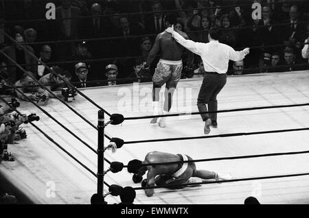 In 1971, both Ali and Frazier had legitimate claims to the title of World Heavyweight Champion. An undefeated Ali had won the title from Sonny Liston in Miami Beach in 1964, and successfully defended his belt up until he had it stripped by boxing authorit Stock Photo
