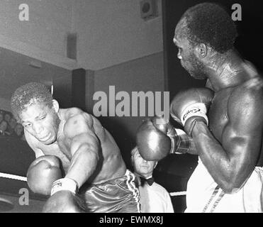 Bunny Johnson (right) seen here in action during his fight against Harry 'Snow' White at the Civic Hall (South Staffs Sporting Club), Wolverhampton, West Midlands, 17th May 1977 Stock Photo