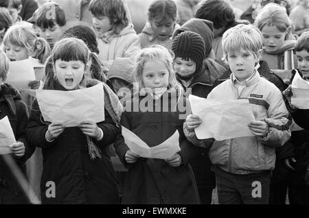 Someone's not singing as these children from Netherton Infants School present carols at a special ceremony at the switching on of the Christmas tree lights in Netherton by Mr Edward Hobson, chairman of the Village Association. Prayers were said by South C Stock Photo