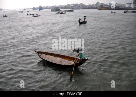 Dhaka, Bangladesh. 29th June, 2015. People are crossing the Burigonga River during rain. Credit:  Mohammad Ponir Hossain/ZUMA Wire/ZUMAPRESS.com/Alamy Live News Stock Photo