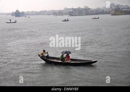 Dhaka, Bangladesh. 29th June, 2015. People are crossing the Burigonga River during rain. Credit:  Mohammad Ponir Hossain/ZUMA Wire/ZUMAPRESS.com/Alamy Live News Stock Photo