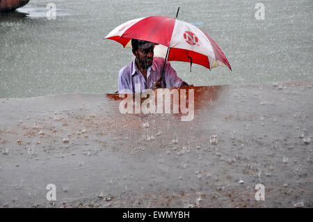 Dhaka, Bangladesh. 29th June, 2015. Boatman is waiting for passengers in the Burigonga River during rain. Credit:  Mohammad Ponir Hossain/ZUMA Wire/ZUMAPRESS.com/Alamy Live News Stock Photo