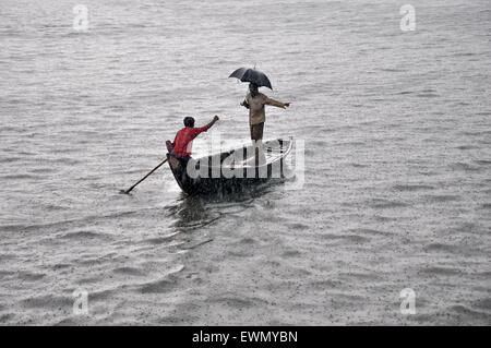 Dhaka, Bangladesh. 29th June, 2015. People are crossing the Burigonga River during rain. Credit:  Mohammad Ponir Hossain/ZUMA Wire/ZUMAPRESS.com/Alamy Live News Stock Photo