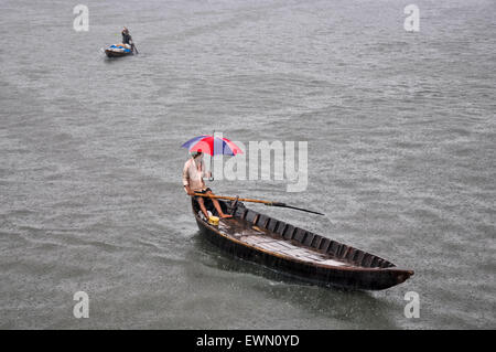 Dhaka, Bangladesh. 29th June, 2015. June 29, 2015 - Dhaka, Bangladesh - Boatmen are crossing the Burigonga River during rain. Credit:  Mohammad Ponir Hossain/ZUMA Wire/ZUMAPRESS.com/Alamy Live News Stock Photo