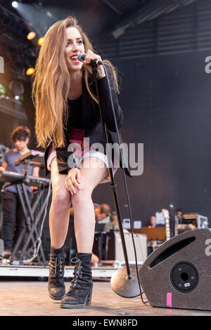 Milwaukee, Wisconsin, USA. 28th June, 2015. Singer RYN WEAVER performs live on stage at the Summerfest Music Festival in Milwaukee, Wisconsin © Daniel DeSlover/ZUMA Wire/Alamy Live News Stock Photo