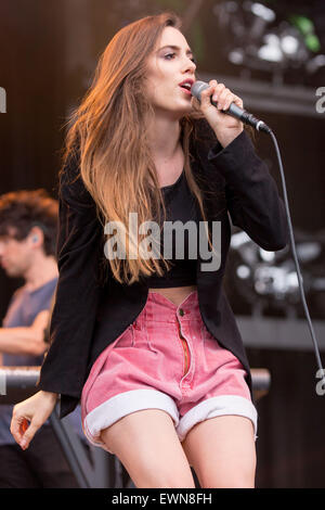 Milwaukee, Wisconsin, USA. 28th June, 2015. Singer RYN WEAVER performs live on stage at the Summerfest Music Festival in Milwaukee, Wisconsin © Daniel DeSlover/ZUMA Wire/Alamy Live News Stock Photo