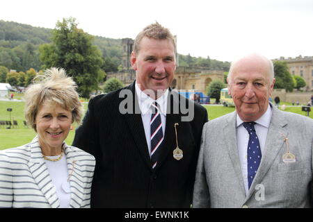 Olypmian, Matthew Pinsent (centre) with the 12th Duke (r) and Duchess of Devonshire outside Chatsworth House 2014 Stock Photo