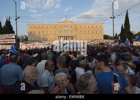 Athens, Greece. 29th June, 2015. Thousands gather outside the parliament to protest and appeal for a 'No'' vote on the bailout referendum planned to be held on July 5th where Greek citizens will get to decide whether they agree or not to the deal offered by the Institutions(ECB, IMF, EU) and the austerity measures that come with it. © Nikolas Georgiou/ZUMA Wire/ZUMAPRESS.com/Alamy Live News Stock Photo